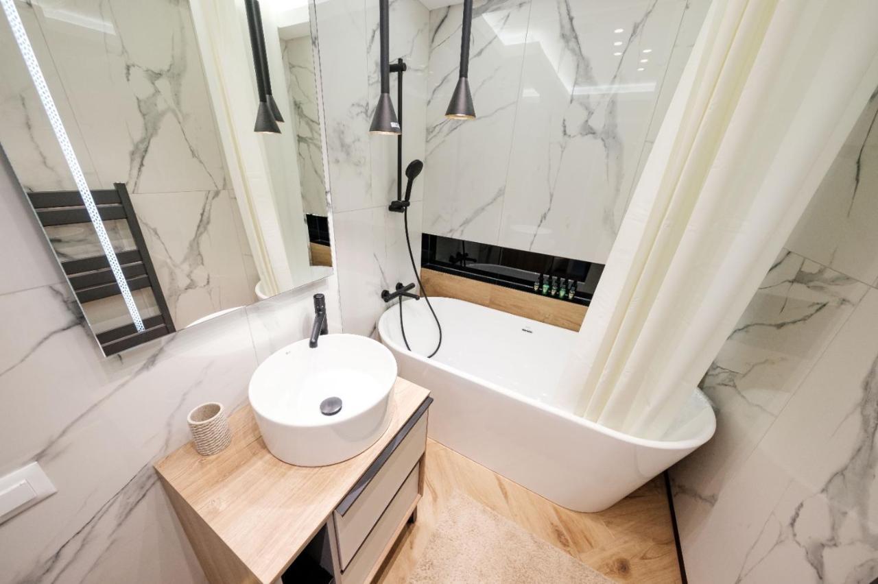 Brand New Luxury Apartment In The Heart Of Braşov Esterno foto