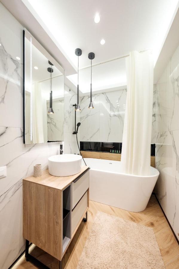 Brand New Luxury Apartment In The Heart Of Braşov Esterno foto